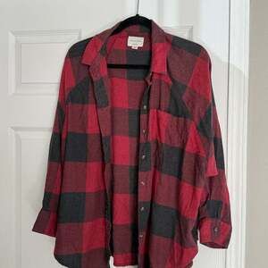 American Eagle Red and Black Buffalo Plaid Flannel Button-Down Shirt Medium